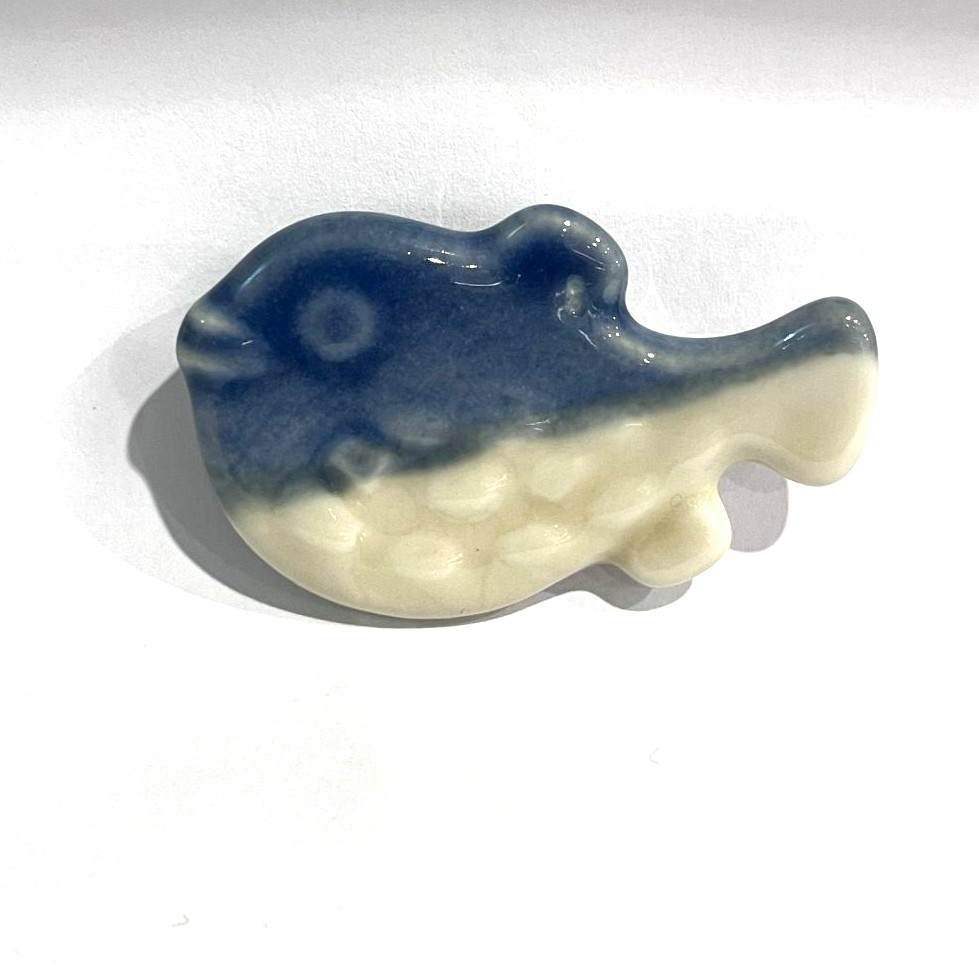 Soporte cerámico decorativo – Pez azul y blanco 3€
