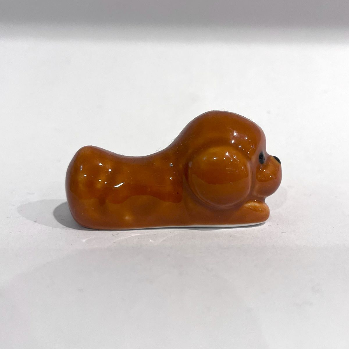 Soporte cerámico decorativo – Perrito caniche tumbado 3€ - Image 4