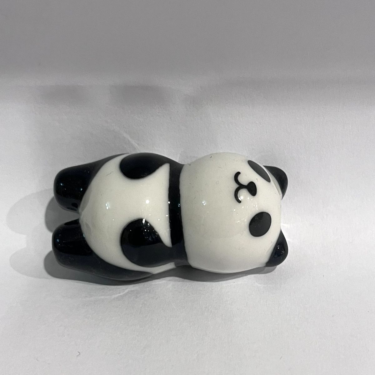 Soporte cerámico decorativo – Panda tumbado boca arriba 3€