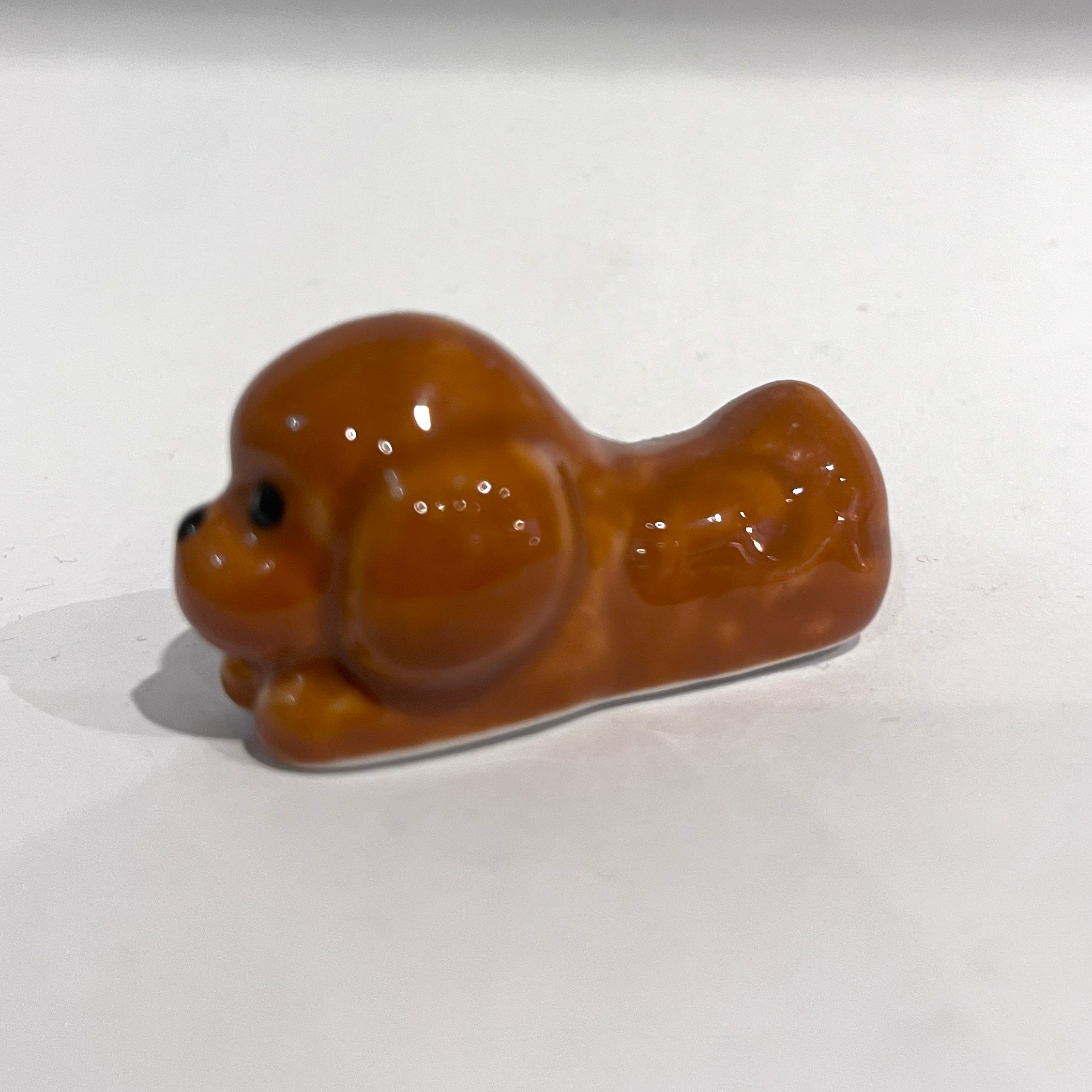 Soporte cerámico decorativo – Perrito caniche tumbado 3€ - Image 3